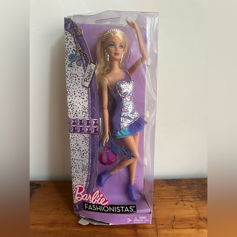 2011 Mattel Barbie Fashionistas - Barbie Doll N4844 W3898 NRFB NEW IN BOX Rare